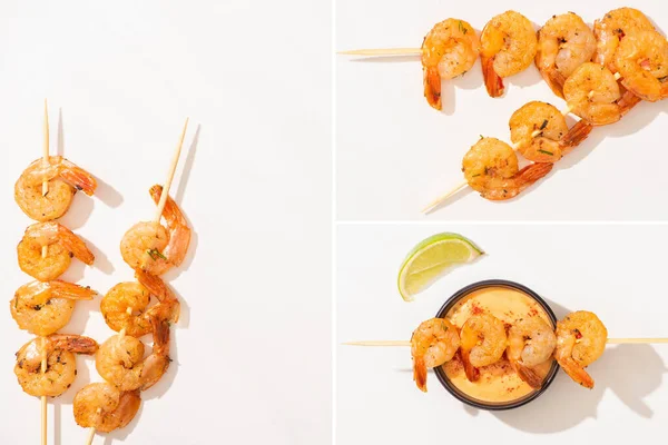 Collage de deliciosos langostinos fritos sobre brochetas con lima y salsa sobre fondo blanco - foto de stock