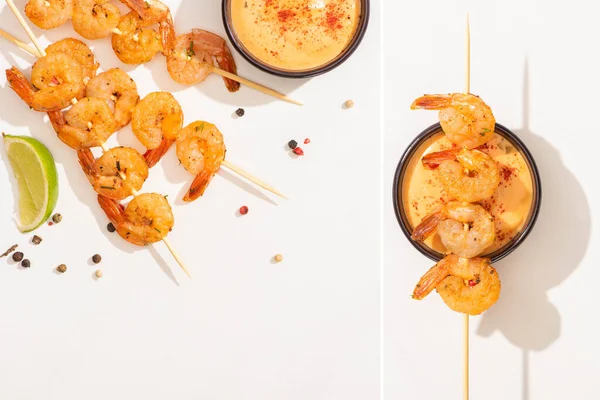 Collage de deliciosos langostinos fritos sobre brochetas con salsa, lima y pimienta sobre fondo blanco - foto de stock