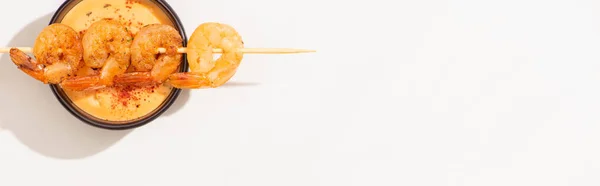 Vista superior de deliciosos camarões fritos no espeto com molho no fundo branco, tiro panorâmico — Fotografia de Stock