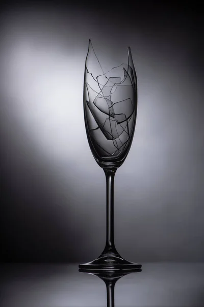 Vidrios afilados rotos sobre fondo negro oscuro — Stock Photo