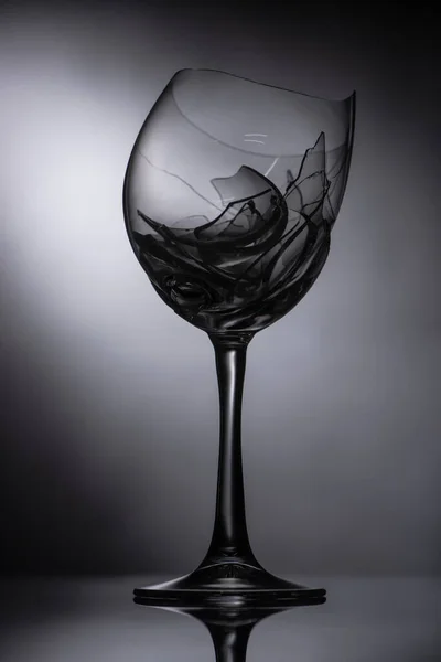 Vidrio afilado roto sobre fondo negro oscuro — Stock Photo