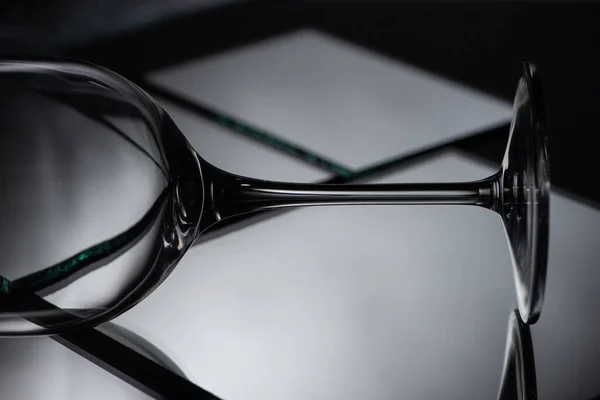 Vue rapprochée des miroirs et du verre dans l'obscurité — Photo de stock