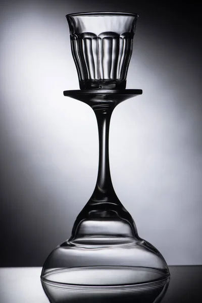 Leeres Schnapsglas auf Cocktailglas auf dunklem Hintergrund — Stockfoto