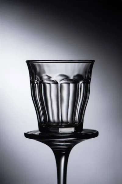 Vista de cerca del vaso vacío sobre fondo oscuro - foto de stock