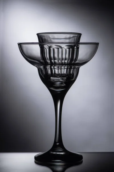 Vaso de chupito vacío en copa de cóctel sobre fondo oscuro - foto de stock