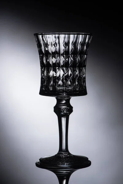 Leeres facettiertes Schnapsglas auf dunklem Hintergrund — Stockfoto