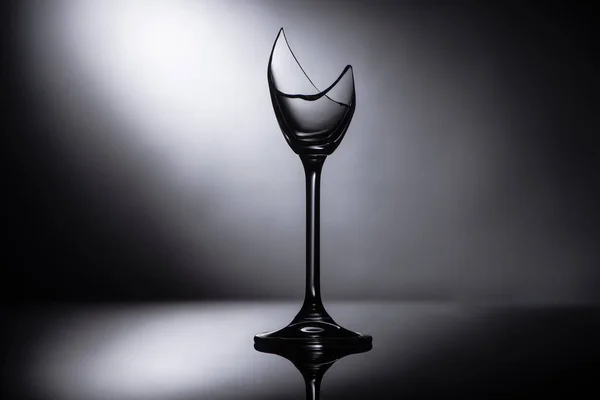 Verre transparent tranchant cassé dans l'obscurité — Photo de stock