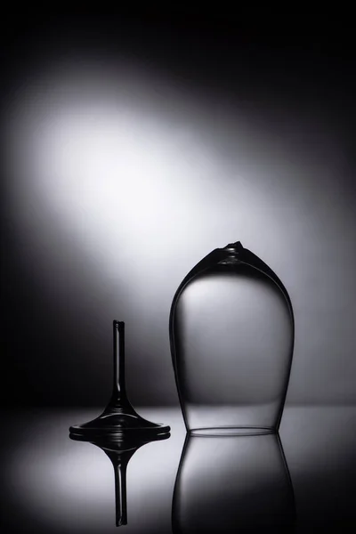 Разбитое прозрачное стекло в темноте — стоковое фото