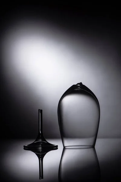 Verre transparent tranchant cassé dans l'obscurité — Photo de stock