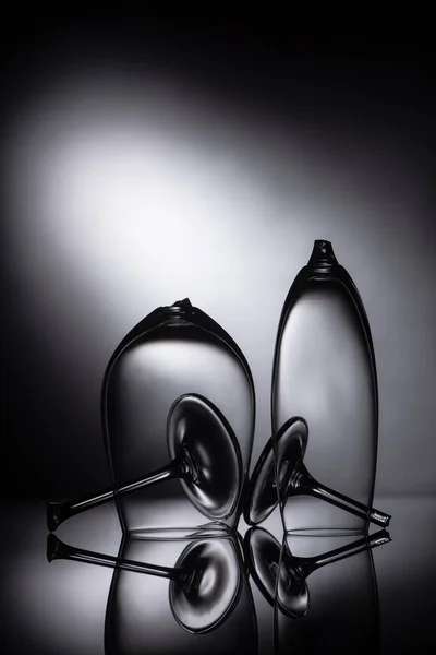 Vidros transparentes afiados quebrados no escuro — Fotografia de Stock