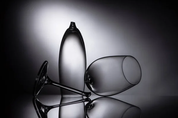 Разбитые прозрачные очки в темноте — стоковое фото