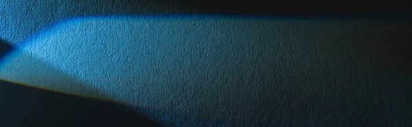 Prisma de luz con haz sobre fondo de textura azul, cultivo panorámico - foto de stock