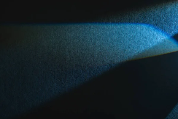 Prisma de luz com feixe sobre fundo textura azul e preto — Fotografia de Stock