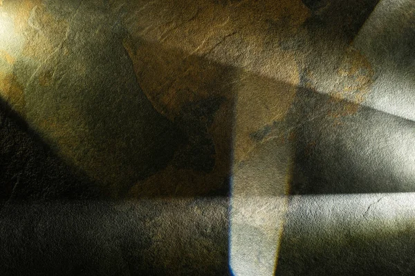 Prisme léger avec poutres sur fond de texture de pierre sombre — Photo de stock