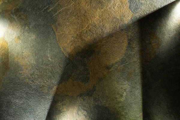 Prisma de luz com vigas no fundo textura de pedra escura — Fotografia de Stock