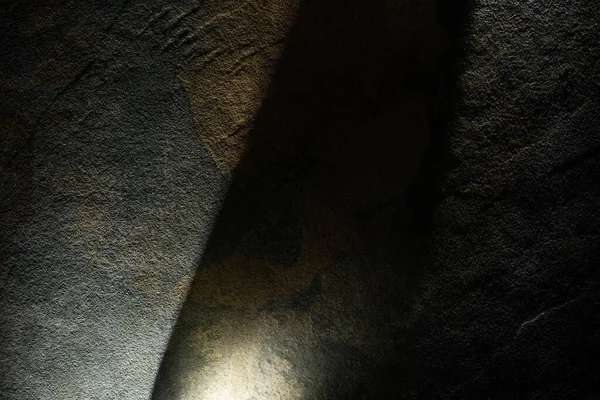 Prisma claro con vigas sobre fondo de textura de piedra oscura - foto de stock