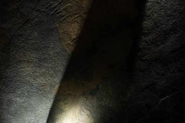 Prisma de luz com vigas no fundo textura de pedra escura — Fotografia de Stock