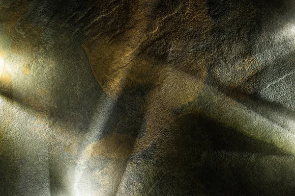 Prisma claro con vigas sobre fondo de textura de piedra oscura - foto de stock
