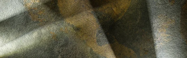 Легка призма з пучками на фоні текстури темного каменю, панорамний знімок — стокове фото