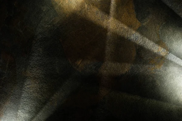 Prisme léger avec poutres sur fond de texture de pierre sombre — Photo de stock