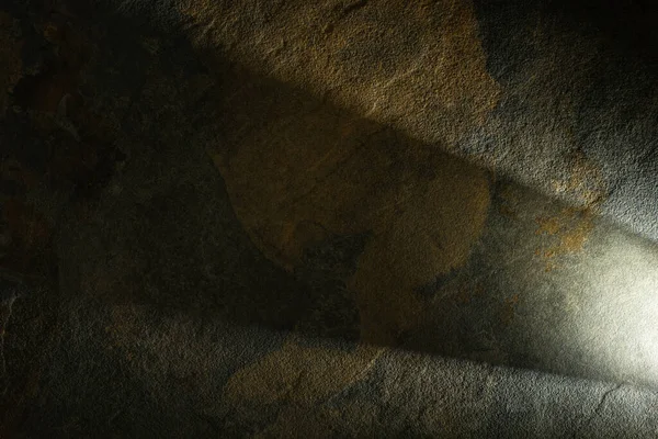 Prisma leggero con travi su sfondo di pietra scura — Foto stock