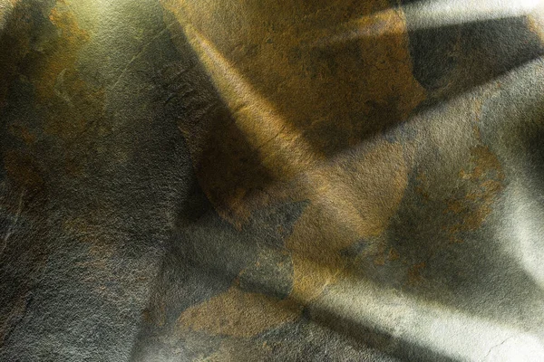 Helles Prisma mit Strahlen auf dunklem Steinhintergrund — Stockfoto