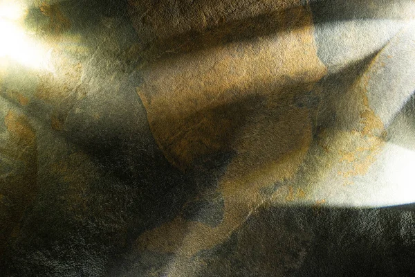 Prisma claro con vigas sobre fondo de piedra oscura - foto de stock