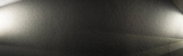 Helles Prisma mit Strahlen auf dunklem strukturiertem Hintergrund, panoramische Ernte — Stockfoto