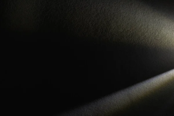 Prisme léger avec poutres sur fond texturé foncé — Photo de stock