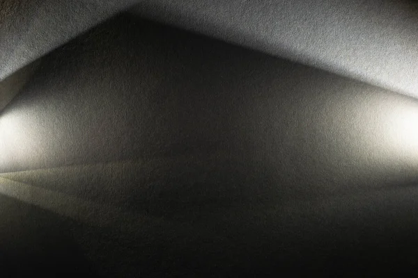 Prisme léger avec poutres sur fond texturé foncé — Photo de stock