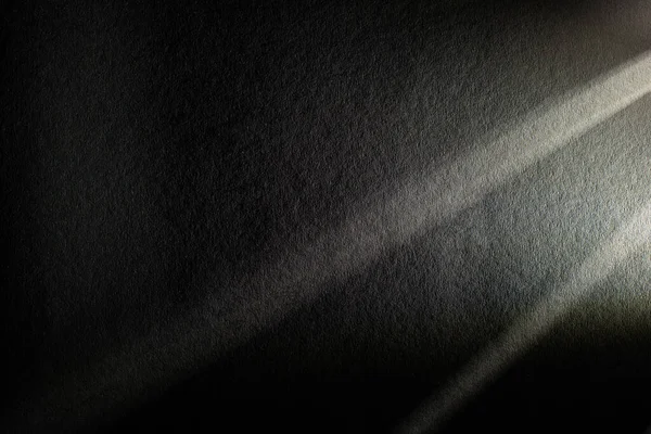 Prisma de luz com vigas em fundo escuro texturizado — Fotografia de Stock
