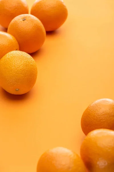 Ripe delicious whole oranges on colorful background — Stock Photo