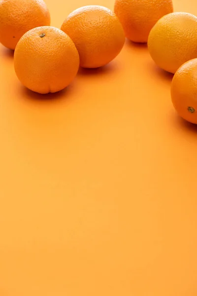 Mûr de délicieuses oranges entières sur fond coloré — Photo de stock