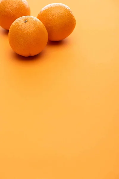 Naranjas enteras deliciosas maduras sobre fondo colorido - foto de stock