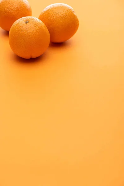 Ripe delicious whole oranges on colorful background — Stock Photo