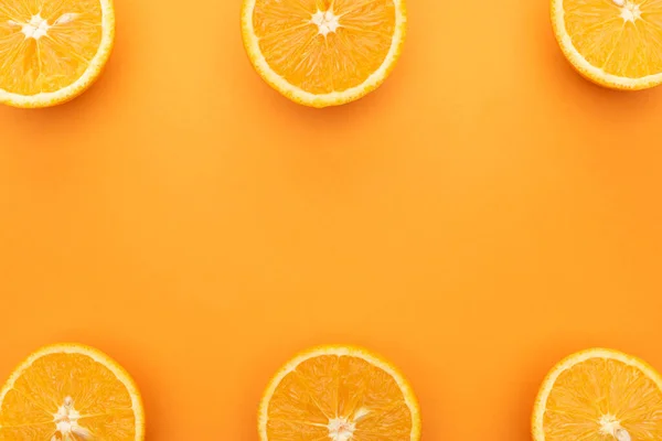 Vue de dessus de tranches d'orange juteuses sur fond coloré — Photo de stock