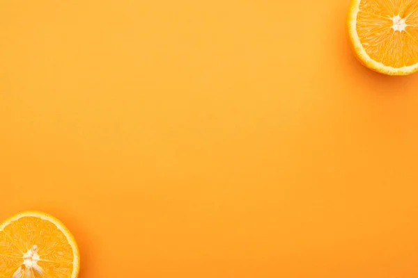 Вид сверху на сочные оранжевые ломтики на красочном фоне — стоковое фото