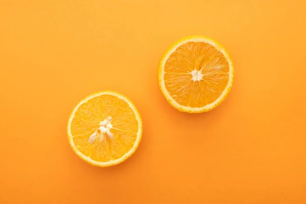 Vue de dessus de tranches d'orange juteuses sur fond coloré — Photo de stock