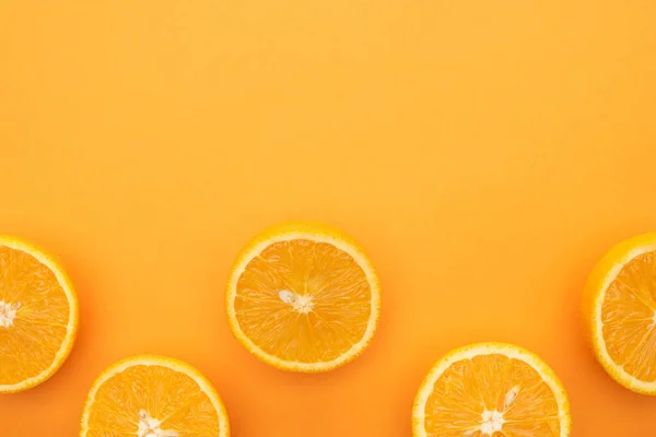 Vue de dessus de tranches d'orange juteuses mûres sur fond coloré avec espace de copie — Photo de stock