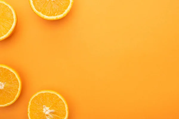 Vista superior de fatias de laranja suculentas maduras no fundo colorido com espaço de cópia — Fotografia de Stock