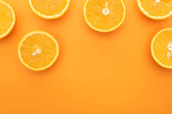 Top view of ripe juicy orange slices on colorful background with copy space — Stock Photo