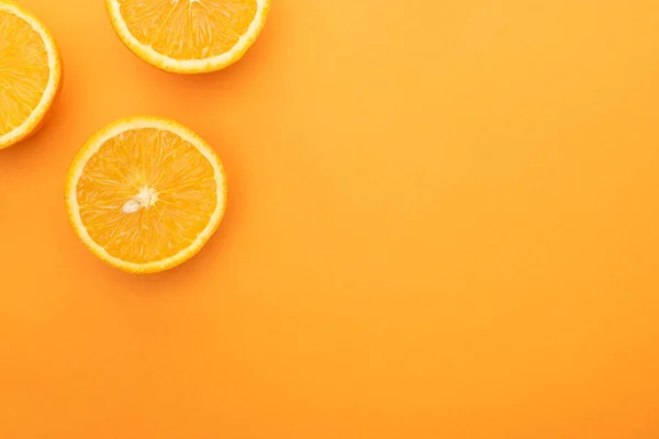 Vista superior de las rebanadas de naranja jugosas maduras sobre un fondo colorido con espacio para copiar — Stock Photo