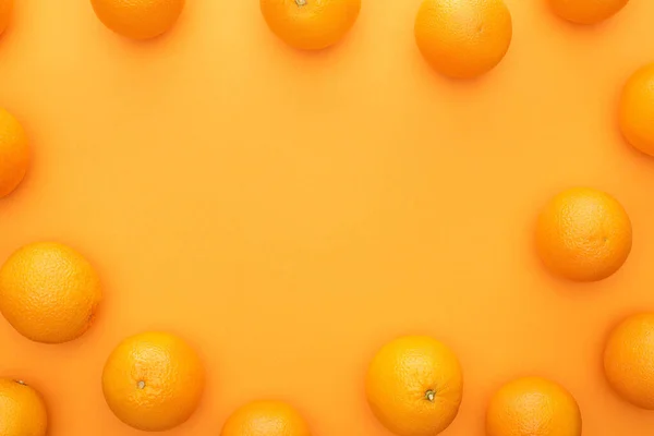 Vista superior de naranjas enteras jugosas maduras sobre fondo colorido - foto de stock