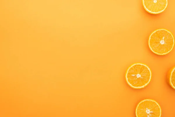 Vue de dessus de tranches d'orange juteuses sur fond coloré — Photo de stock