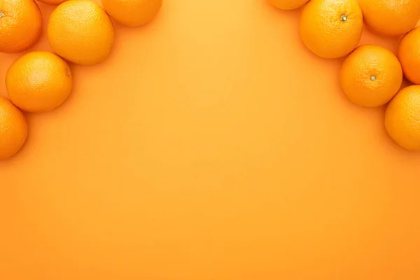 Vista superior de naranjas enteras jugosas maduras sobre fondo colorido con espacio de copia - foto de stock