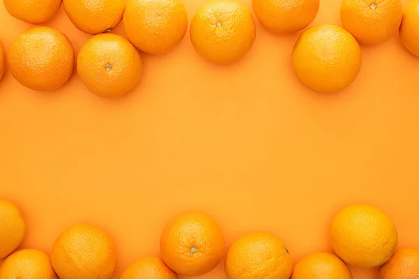 Draufsicht auf reife saftige ganze Orangen auf buntem Hintergrund mit Kopierraum — Stockfoto