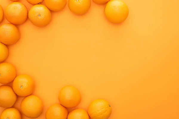 Vue de dessus des oranges entières juteuses mûres sur fond coloré — Photo de stock