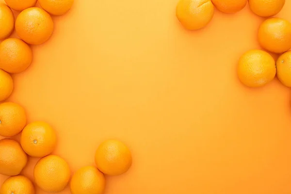 Vue de dessus des oranges entières juteuses mûres sur fond coloré — Photo de stock