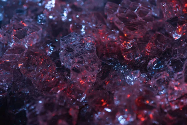 Vue de dessus du fond texturé abstrait sombre rouge et violet en verre — Photo de stock