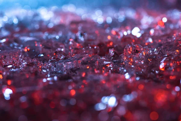 Vue rapprochée du fond texturé abstrait en cristal rouge et violet — Stock Photo